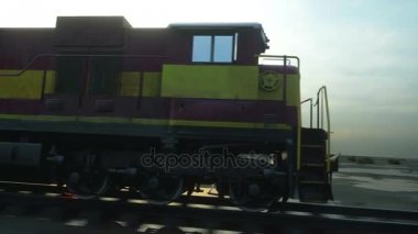 Yük treni kargo konteyner ile. Sunrise karşı. Lojistik kavramı. Gerçekçi sinema 4k.