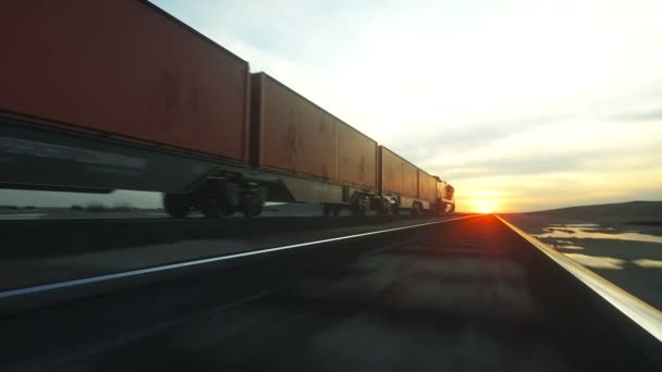 Tren de carga con contenedores de carga. Contra Sunrise. concepto logístico. Realista cinematográfico 4k . — Vídeo de stock