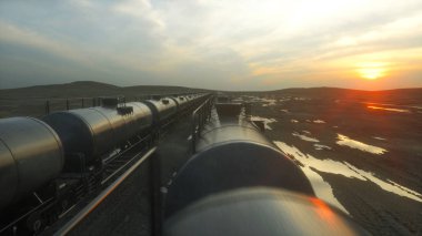 Yük treni petrol tankerleri. Sunrise karşı. 3D render.