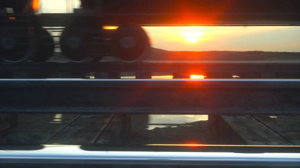 Yük treni petrol tankerleri. Sunrise karşı. 3D render. — Stok fotoğraf