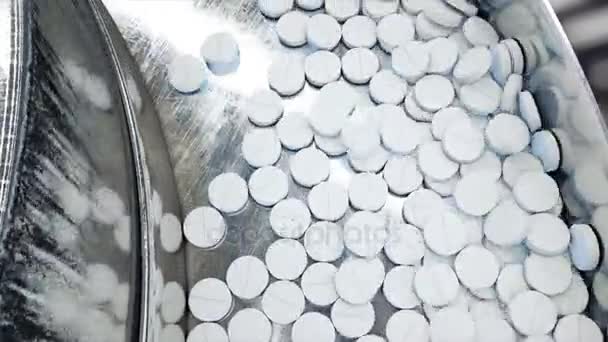Processen för produktion av piller, tabletter. Industriella farmaceutiska koncept. Fabriksutrustning och maskin. Stål. Realistisk 4 k animation. — Stockvideo