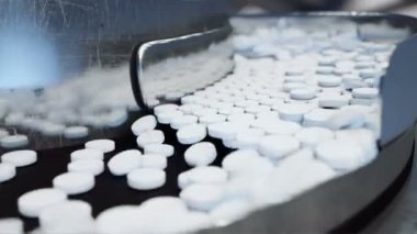 Hap, Tablet üretim süreci. Endüstriyel eczacılık kavramı. Fabrika ekipmanları ve makine. Çelik. Gerçekçi 4 k animasyon.
