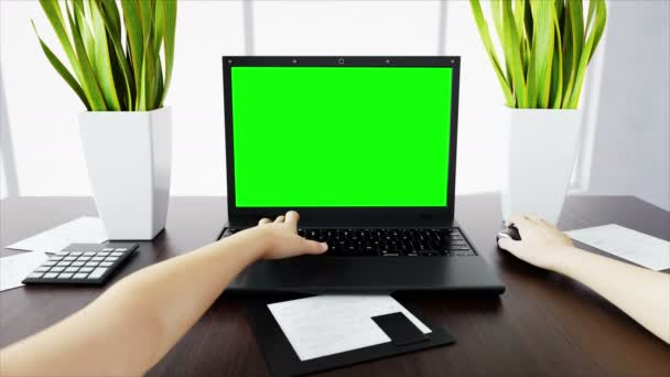 Handen op toetsenbord. Werkruimte. Kantoor werk concept. Groen scherm. Realistische 4 k-animatie. — Stockvideo