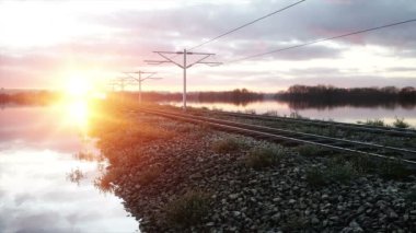 Elektrikli yolcu treni. Çok hızlı araba. yolculuk ve seyahat kavramı. Gerçekçi 4 k animasyon.