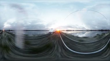 küresel video, 360 derece. Elektrikli yolcu treni. Çok hızlı araba. yolculuk ve seyahat kavramı. Gerçekçi 4 k animasyon.