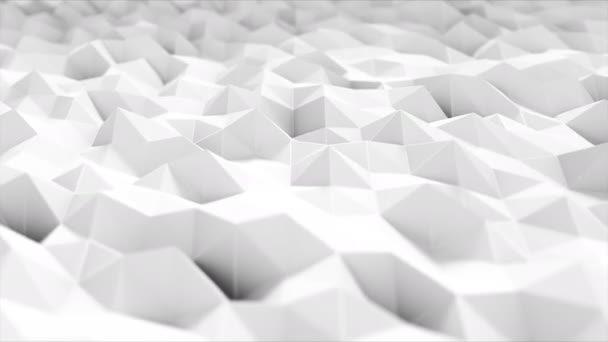 Superficie poligonal blanca ondeando con DOF. Resumen geométrico moderno. Polígono triangular. Animación realista 4k . — Vídeo de stock
