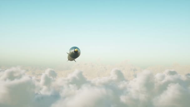 Fusée nucléaire balistique survolant les nuages. Guerre et concept militaire. Animation 4K réaliste . — Video