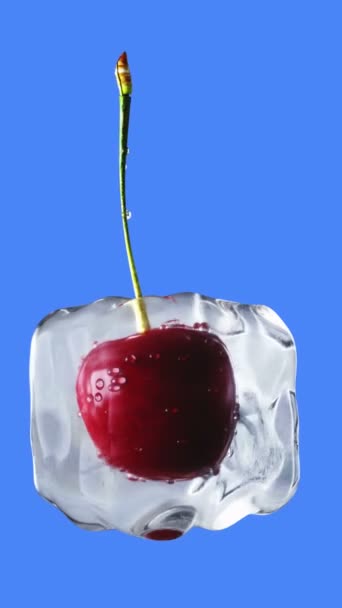 Cherry forgatni a jeget. Élelmiszer- és sugárzott koncepció. Reális jég anyagok. 4 k animáció. zöld képernyő. — Stock videók