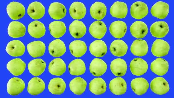 Maçãs verdes com gotas de água giram na tela verde. Fundo de frutos . — Vídeo de Stock