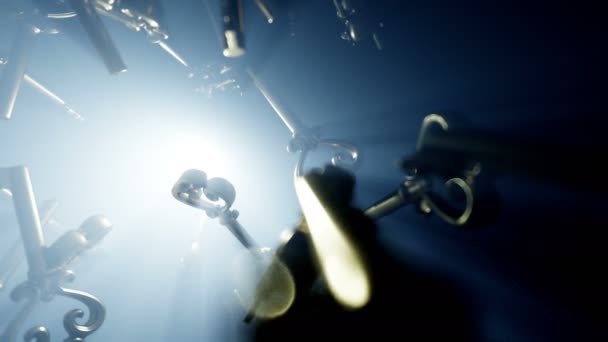 Clés vintage rétro en or volant dans l'obscurité. Lumière volumétrique, brillance. Secret. Animation 4K réaliste . — Video