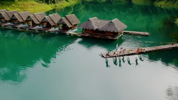 Une foule d'amis se baignent. Vacances. Luxueuses villas au-dessus de l'eau sur une île tropicale. Images aériennes . — Video