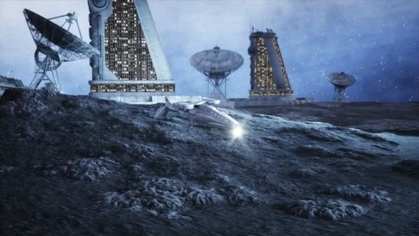 La nave espacial militar vuela en la luna. Colonia lunar. En la Tierra. Animación realista 4K . — Vídeos de Stock