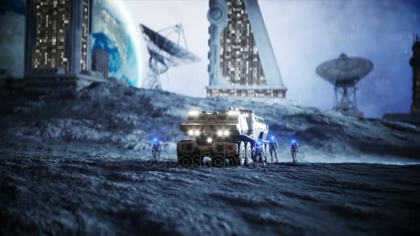 Στρατιωτικό αυτοκίνητο στο φεγγάρι με ρομπότ. Φεγγάρι αποικία. Γη backround. Ρεαλιστικό animation 4 k. — Αρχείο Βίντεο