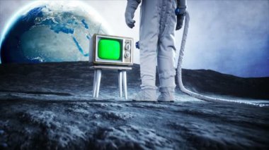 ««dikkat et eski Tv içerik izleme. yalnız astronot aya. Ralistic 4 k animasyon.