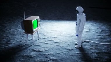 ««dikkat et eski Tv içerik izleme. yalnız astronot aya. Ralistic 4 k animasyon.