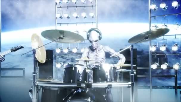 Alien-Rockparty auf Raumschiff. Konzert. Gitarre, Bass und Schlagzeug spielen. Erdhintergrund. Alien komische Konzept. realistische 4k-Animation. — Stockvideo