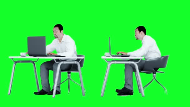 Junger, geschäftiger Geschäftsmann, der arbeitet. Afrikanischer Mann, der in den Bildschirm des Laptops auf dem Schreibtisch blickt. kreatives Arbeitsplatzkonzept. Green Screen 4k Animation. — Stockvideo