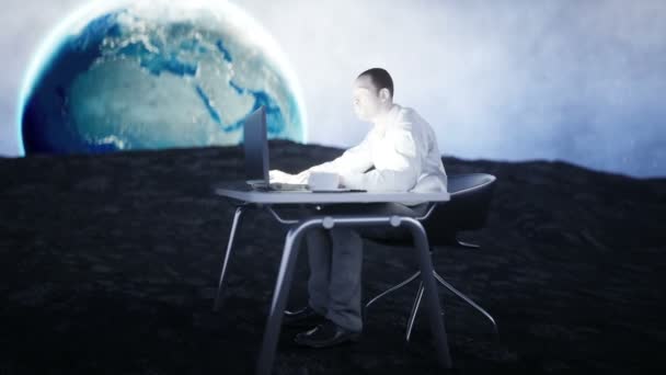 Молодой занятой бизнесмен работает на Луне. Африканский мужчина смотрит в экран ноутбука на столе. Концепция креативного рабочего пространства. Космос, луна . — стоковое видео
