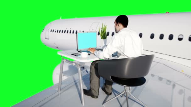 A repülő repülőgépen dolgozó fiatal elfoglalt üzletember. Afrikai férfi keresi a képernyő a laptop az asztalon. Kreatív munkaterületet koncepció. Zöld képernyő. Reális 4 k-animáció. — Stock videók