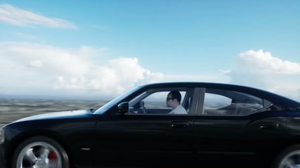 Coche de lujo negro en carretera, autopista. Luz del día. Conduce muy rápido. Animación realista 4k . — Vídeo de stock