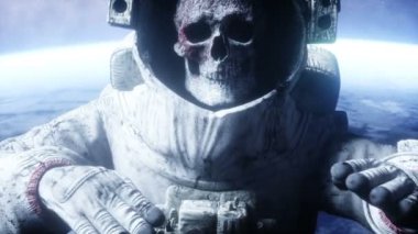 Ölü zombi astronot uzayda. Kadavra. Gerçekçi 4 k animasyon.