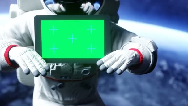 Űrhajós térben tabletta, idegen rádióadást figyel. Reális 4 k-animáció. — Stock videók