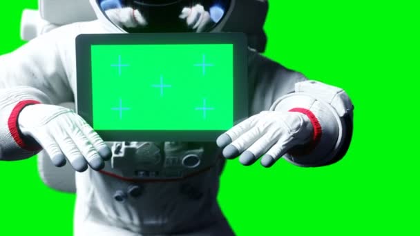 Astronaute dans l'espace avec tablette, moniteur. Images de suivi d'écran vert. Animation réaliste 4k . — Video