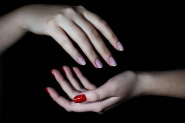 Fransız manikür ve kırmızı jel ile el Lehçe