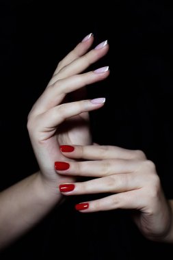 Fransız manikür ve kırmızı jel ile el Lehçe