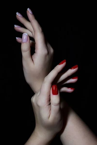 Mãos com manicure francês e polonês gel vermelho — Fotografia de Stock
