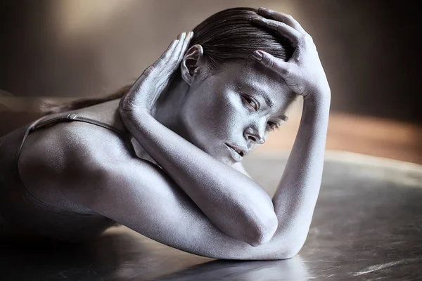 Art lány ezüst test — Stock Fotó
