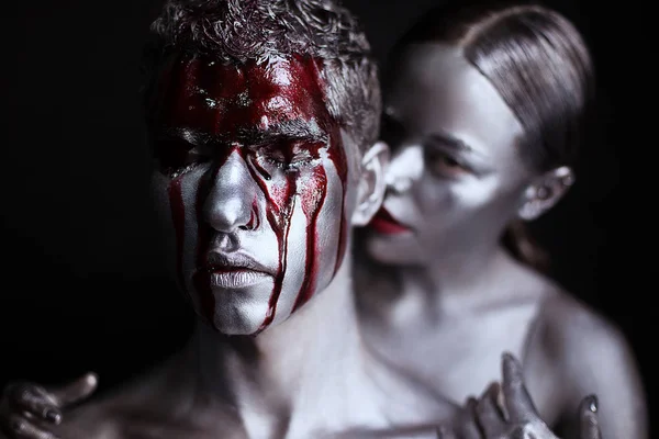 Prata e sangue corpo arte casal — Fotografia de Stock
