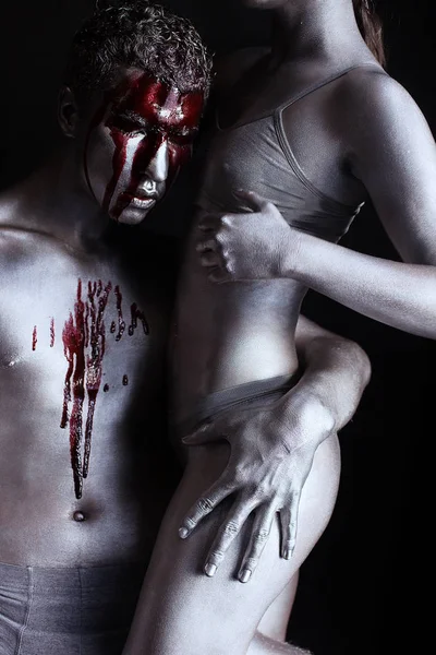 Prata e sangue corpo arte casal — Fotografia de Stock