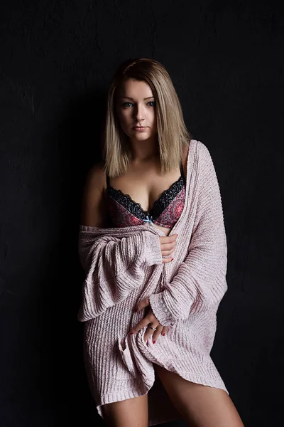 Kadın iç çamaşırı giyen kız — Stok fotoğraf