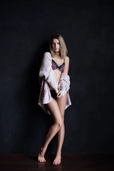 Menina vestindo lingerie — Fotografia de Stock