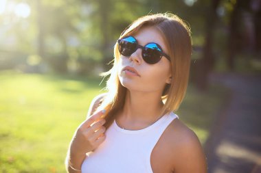 Sokakta gözlüklü sarışın kız 