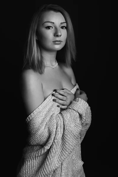 Preto e branco retrato de menina nua — Fotografia de Stock