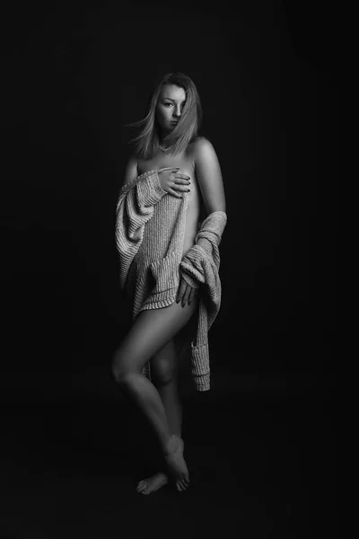 Preto e branco retrato de menina nua — Fotografia de Stock