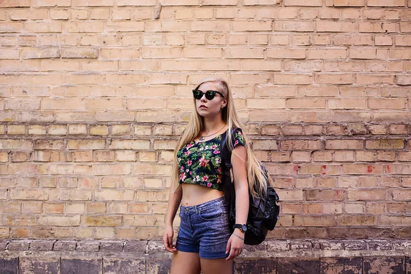 Blondes Mädchen mit Brille auf der Straße — Stockfoto