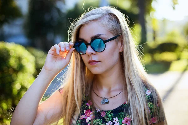 Блондинка в очках на улице — стоковое фото