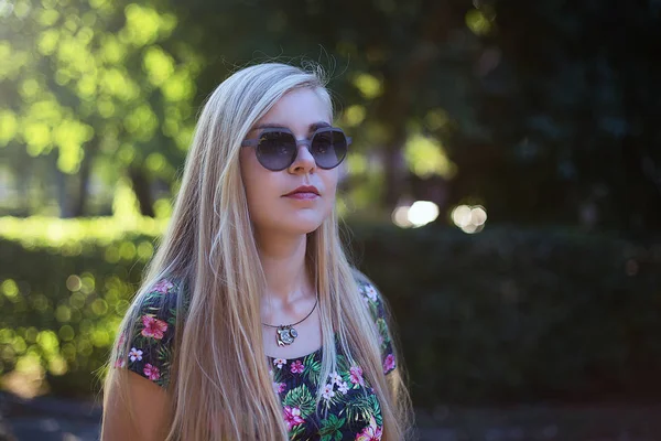 Blondes Mädchen mit Brille auf der Straße — Stockfoto