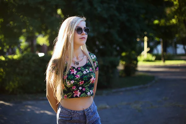 Blondes Mädchen mit Brille auf der Straße — Stockfoto