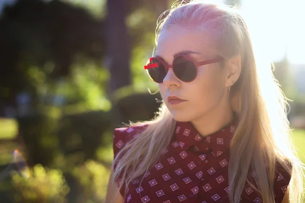 Blondes Mädchen mit Brille auf der Straße — Stockfoto