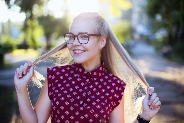 Blond flicka glasögon på gatan — Stockfoto