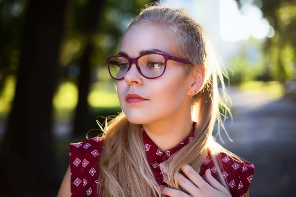 Blond flicka glasögon på gatan — Stockfoto