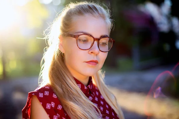 Blondes Mädchen mit Brille auf der Straße — Stockfoto