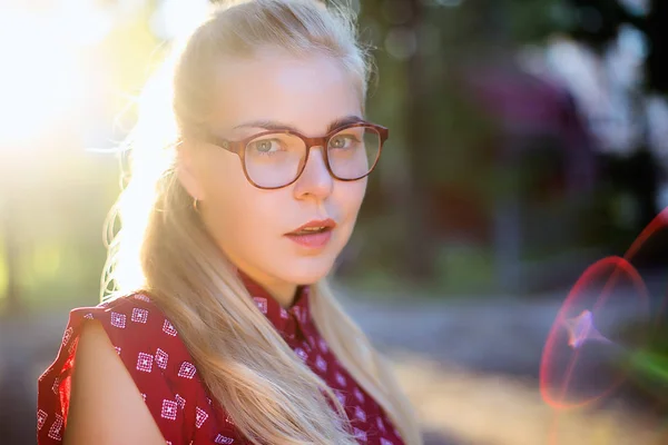 Blond flicka glasögon på gatan — Stockfoto