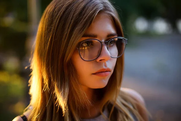 Blondes Mädchen mit Brille auf der Straße — Stockfoto