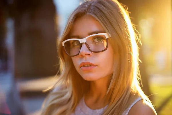 Blond flicka glasögon på gatan — Stockfoto