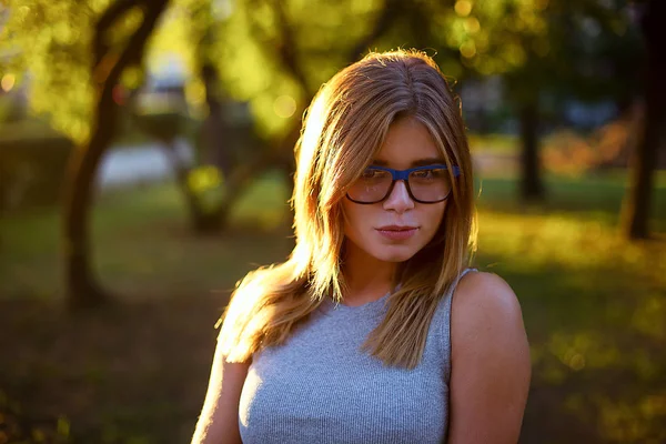 Blonde fille portant des lunettes dans la rue — Photo